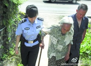 民警將吳婆婆送回家。 警方供圖