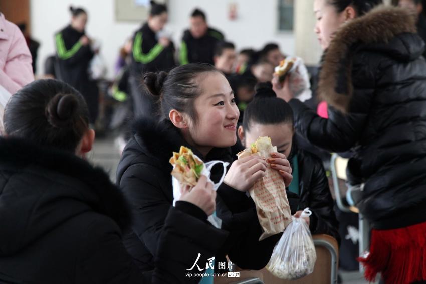 2014年2月17日，山東濱州，背著大包小包的藝考考生在濱州學院報名點候考。