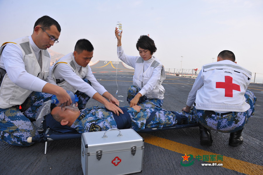 遼寧艦女艦員任穎琦參加戰(zhàn)傷救護(hù)演練。本網(wǎng)通訊員 張凱 攝