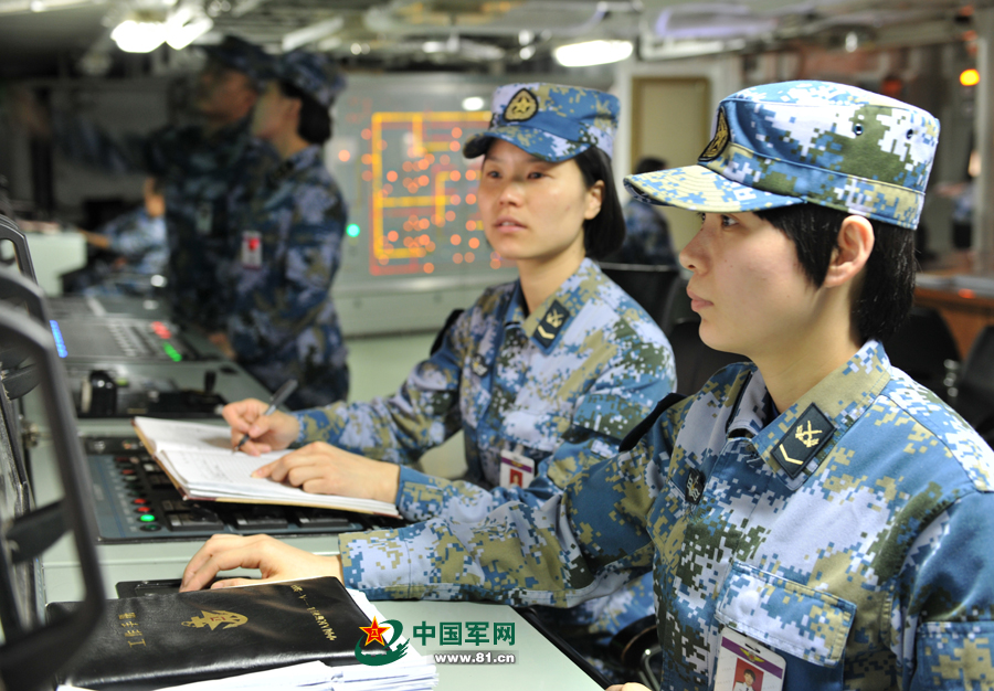 女艦員在機(jī)電集控室里值班。本網(wǎng)通訊員 王松岐 攝