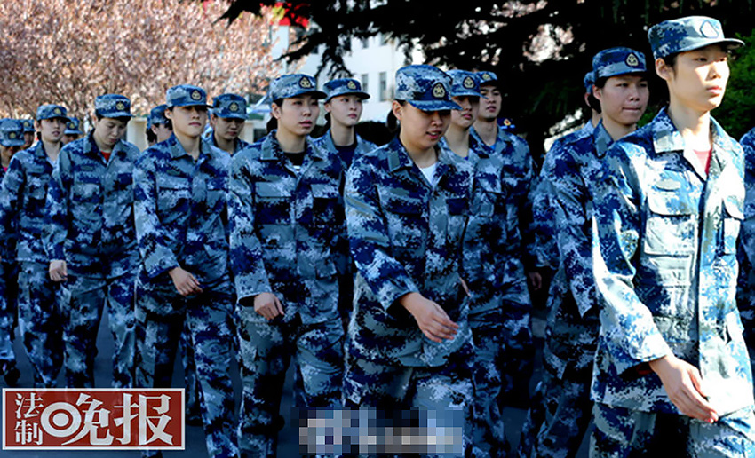 圖為女排姑娘在空軍訓(xùn)練基地進(jìn)行軍訓(xùn)。