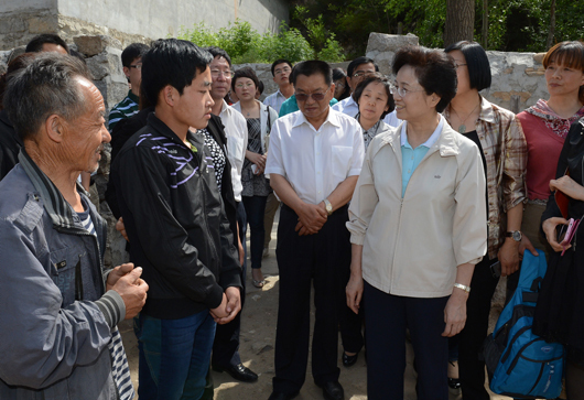 宋秀巖在白石口村深入農(nóng)戶慰問貧困兒童，了解孩子學(xué)習(xí)生活情況，鼓勵(lì)孩子自強(qiáng)奮進(jìn)。記者 徐建軍 攝