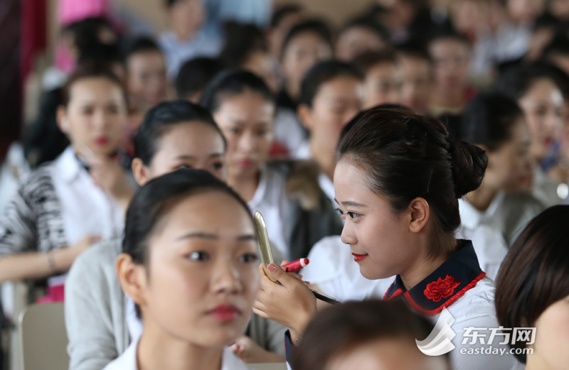 東航2015空姐招聘現(xiàn)場(chǎng)美女云集