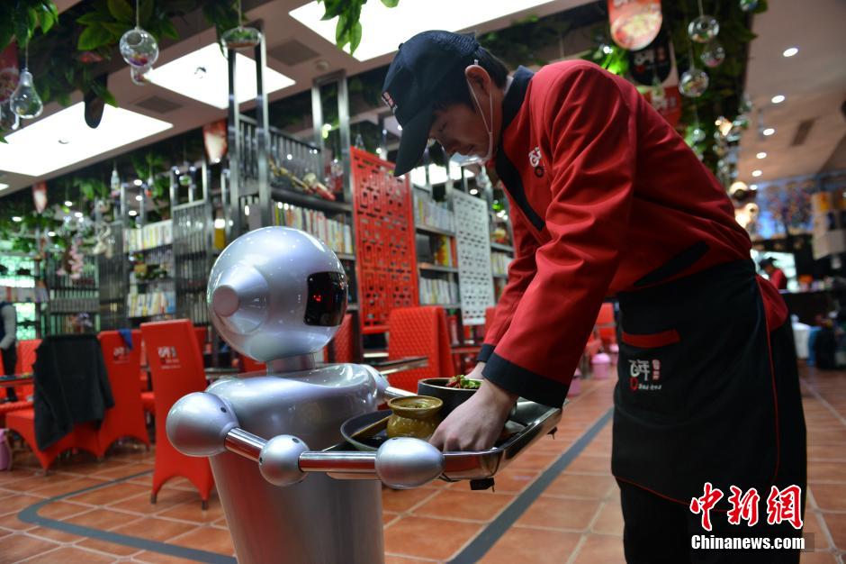 成都首家機(jī)器人餐廳開業(yè) 引美女食客嘗鮮