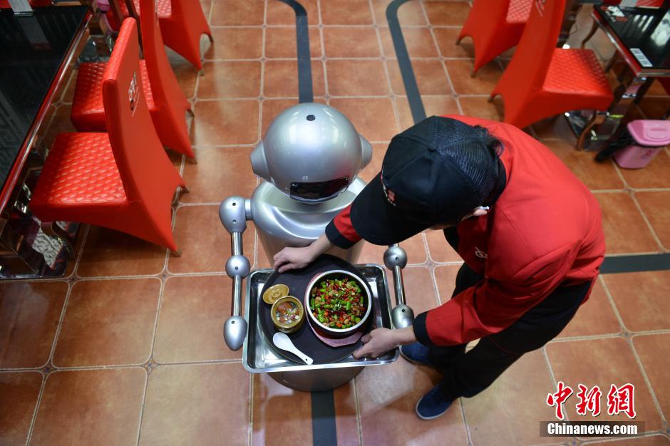 成都首家機(jī)器人餐廳開業(yè) 引美女食客嘗鮮