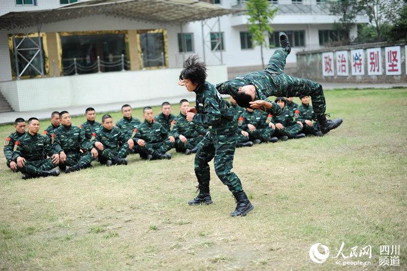 女子特警隊(duì)老兵在進(jìn)行擒敵訓(xùn)練。（圖片由四川武警涼山支提供）