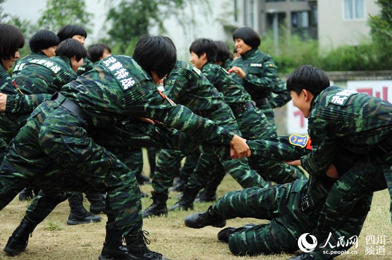 即將退伍的女兵們，訓(xùn)練場(chǎng)上玩的很開(kāi)心。（圖片由四川武警涼山支提供）