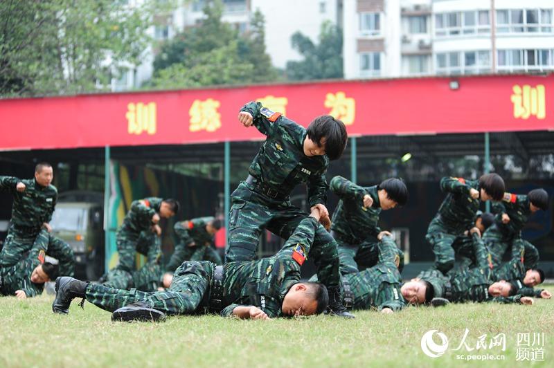 女子特種兵招招制敵。（圖片由四川武警涼山支提供）