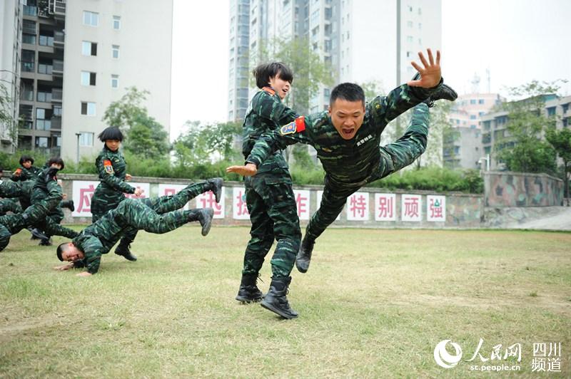 四川總隊(duì)女子特警隊(duì)老兵在進(jìn)行擒敵訓(xùn)練。（圖片由四川武警涼山支提供）