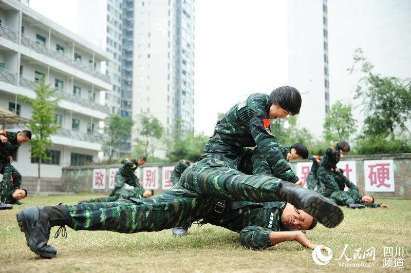 四川總隊(duì)女子特警隊(duì)老兵正在進(jìn)行擒敵訓(xùn)練。（圖片由四川武警涼山支提供）