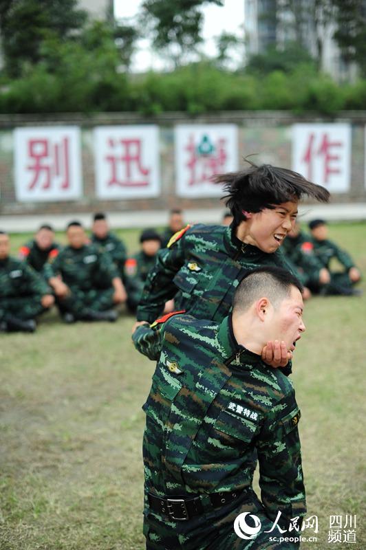 武警四川總隊(duì)女子特警隊(duì)老兵最后一次進(jìn)行擒敵訓(xùn)練。（圖片由四川武警涼山支提供）