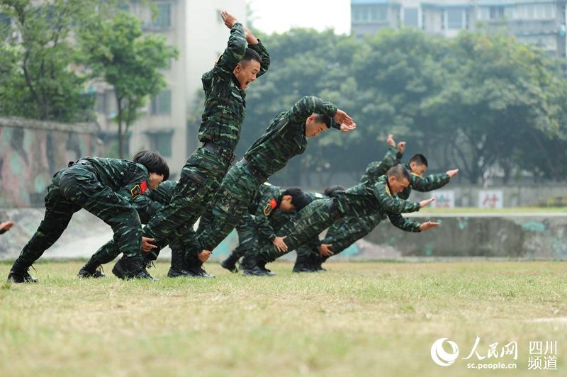 訓(xùn)練場(chǎng)上，與男兵一比高低。（圖片由四川武警涼山支提供）