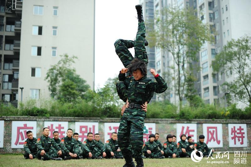 訓(xùn)練場(chǎng)上的警營(yíng)女兵。（圖片由四川武警涼山支提供）