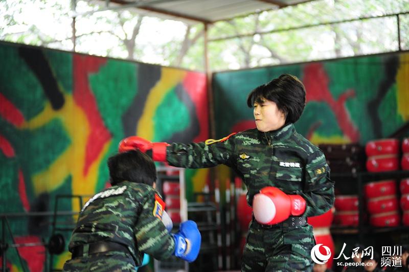 對(duì)抗賽，打出不一樣的風(fēng)采。（圖片由四川武警涼山支提供）