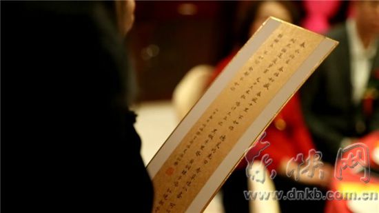 90后女孩小楷寫喜慶段子為婚禮助興　已習字20年