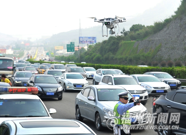 女司機(jī)遇爆胎站快車道求助　17輛車搶行應(yīng)急車道挨罰