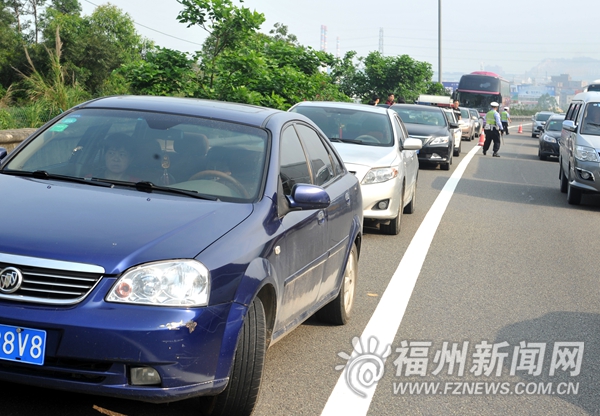 女司機(jī)遇爆胎站快車道求助　17輛車搶行應(yīng)急車道挨罰