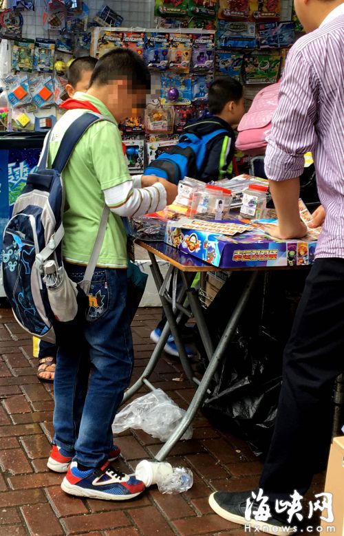 文具店內(nèi)，小學(xué)生扎堆買山寨“彩票”