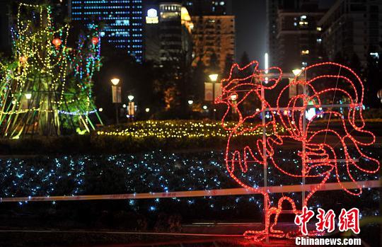 2月7日晚，福州溫泉公園里各種彩燈將公園裝扮的流光溢彩。　張斌　攝