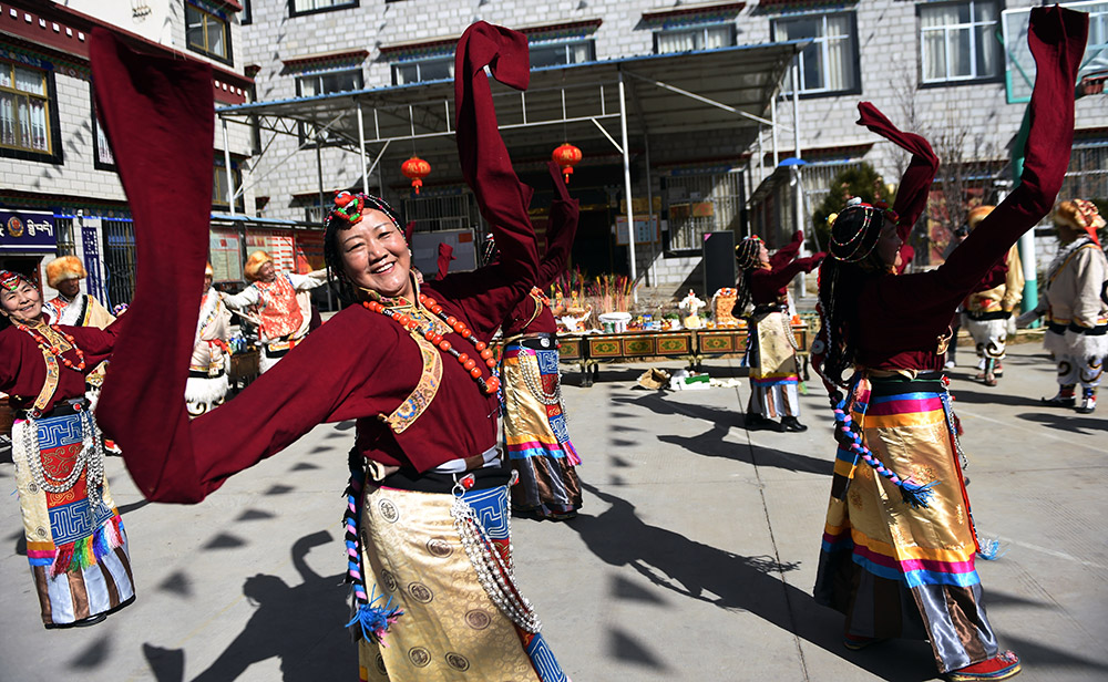 2月27日，拉薩市城關(guān)區(qū)阿壩林卡社區(qū)老年文藝隊(duì)表演舞蹈。