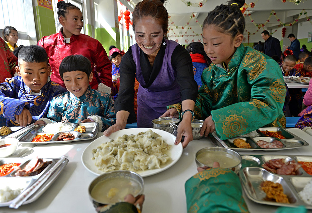 2月27日，在西藏自治區(qū)兒童福利院，老師端上熱騰騰的水餃，歡慶藏歷新年。