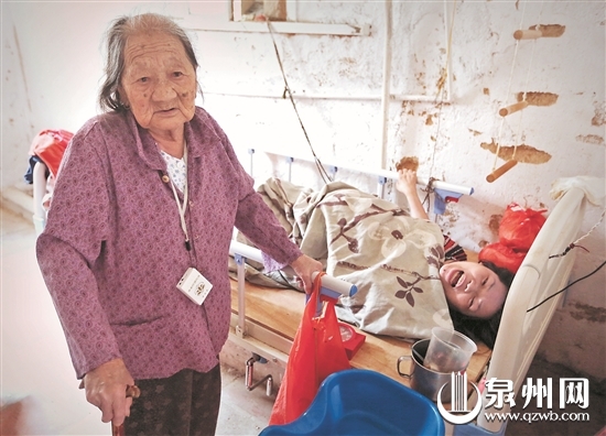 泉州市臺(tái)商投資區(qū)九旬阿婆悉心照顧癱瘓養(yǎng)女55年