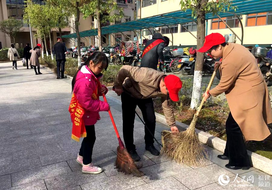   “學(xué)雷鋒”：邵武市通泰街道三里亭社區(qū)等舉辦“弘揚(yáng)雷鋒精神 爭(zhēng)做時(shí)代新人”活動(dòng)。楊若涵攝