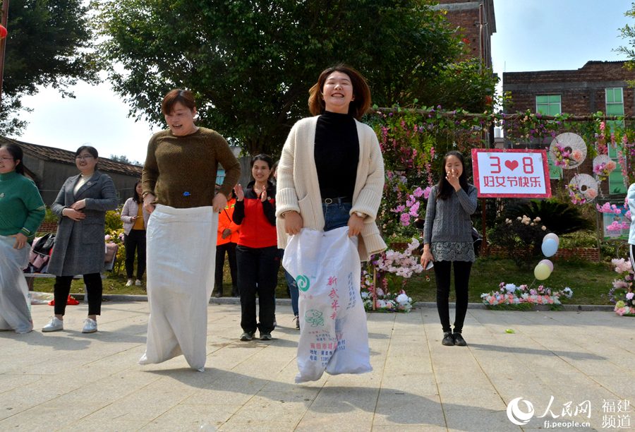  “迎三八”：泉州市泉港區(qū)的女干部在開展戶外拓展活動。林弘梫攝